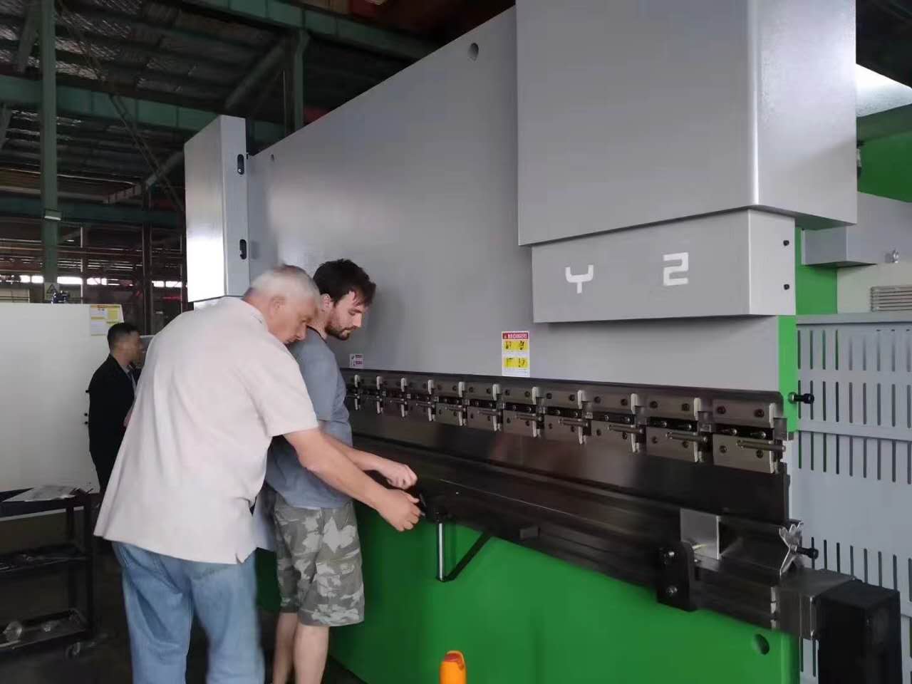 63 tona mašina za savijanje metalnih čeličnih ploča Cnc hidraulična kočnica za obradu metala