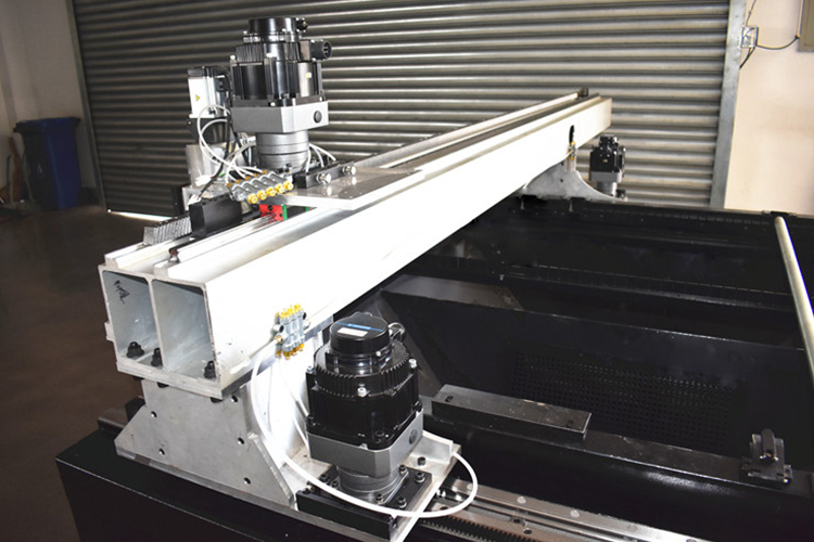Fiber Laser 2000 W mašina za lasersko rezanje sa ravnim vlaknima