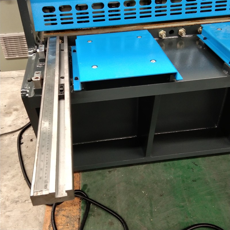 Qc12k-4x2500 Cnc hidraulična prilagođena mašina za sečenje mašina za sečenje