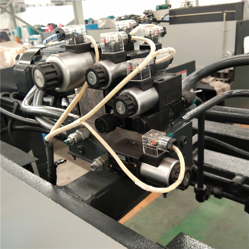Qc12k-4x2500 Cnc hidraulična prilagođena mašina za sečenje mašina za sečenje